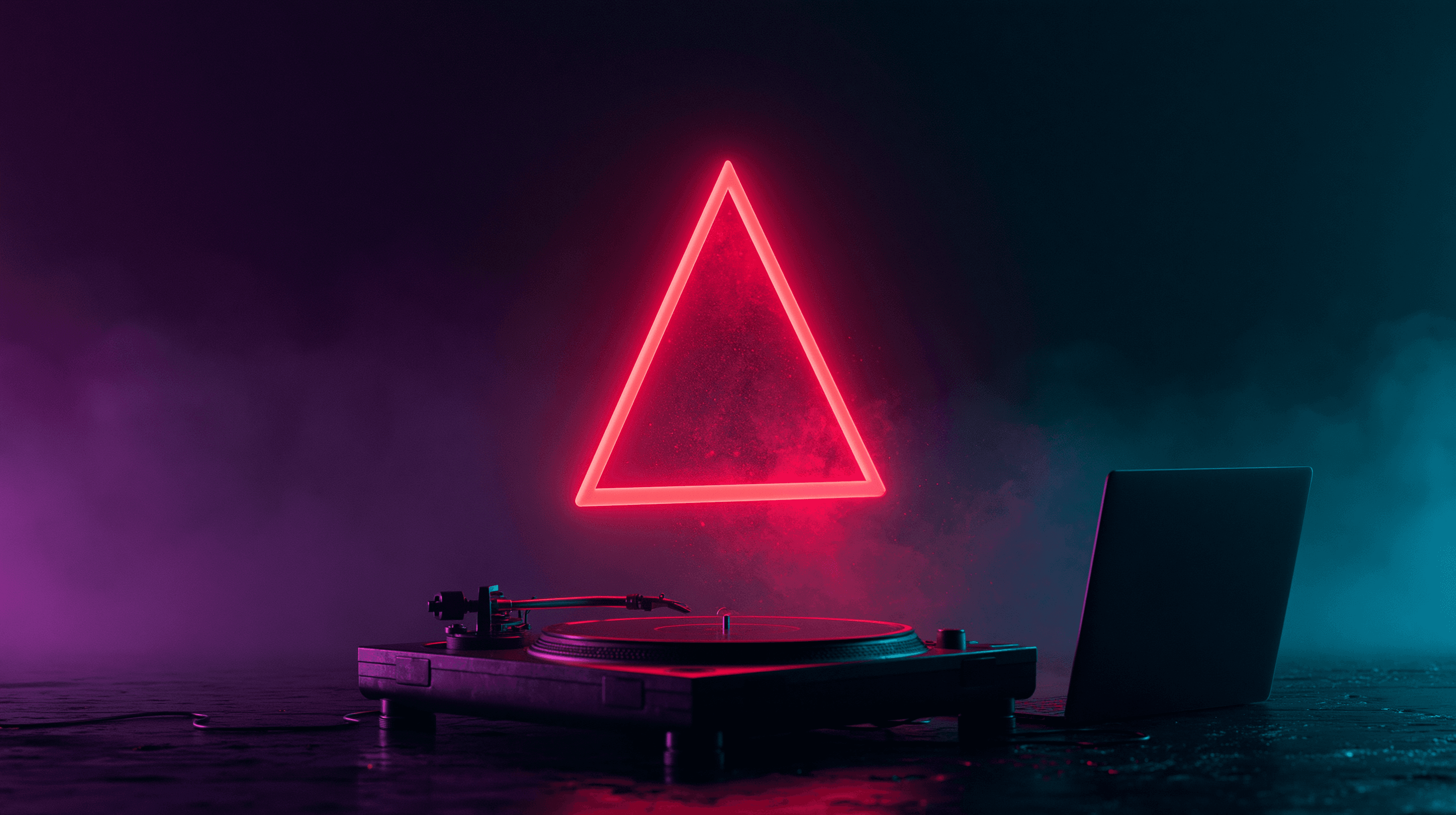 Triangle d'avertissement rouge au-dessus d'une platine et d'un laptop