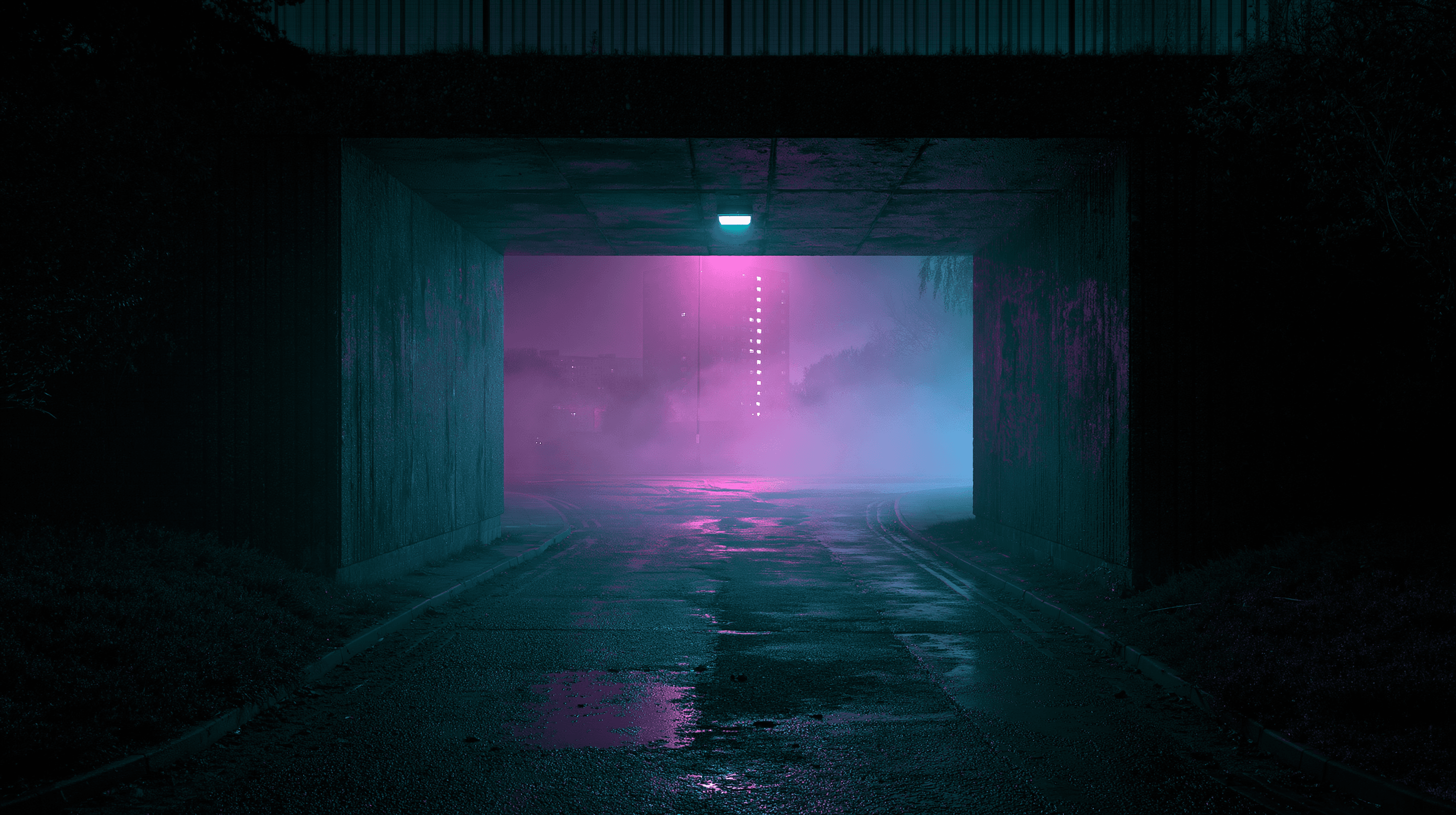 Passage souterrain en béton la nuit, ambiance drill froide cyan et acier