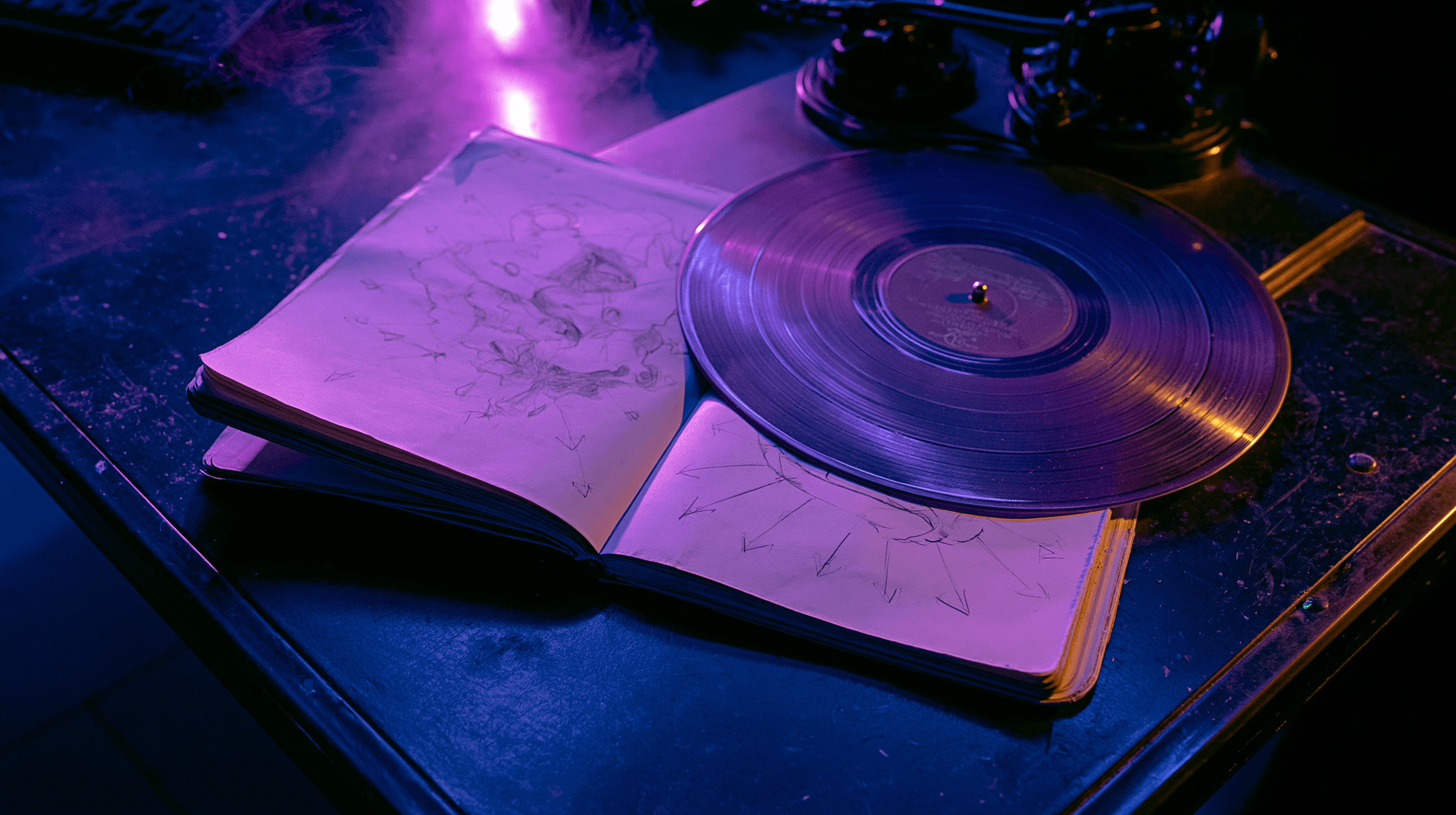 Carnet ouvert avec croquis stratégiques à côté d'un vinyle, lumière violette